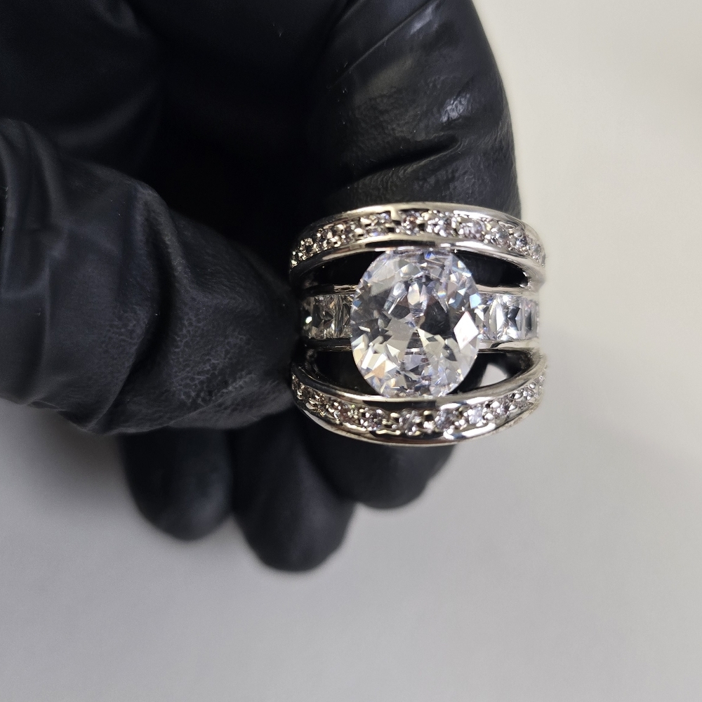 Elegant Silver Crystal Ring
